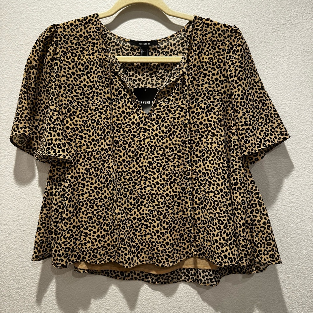 Forever 21 semi cropped short sleeve blouse